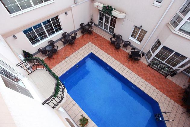 Дом престарелых с бассейном